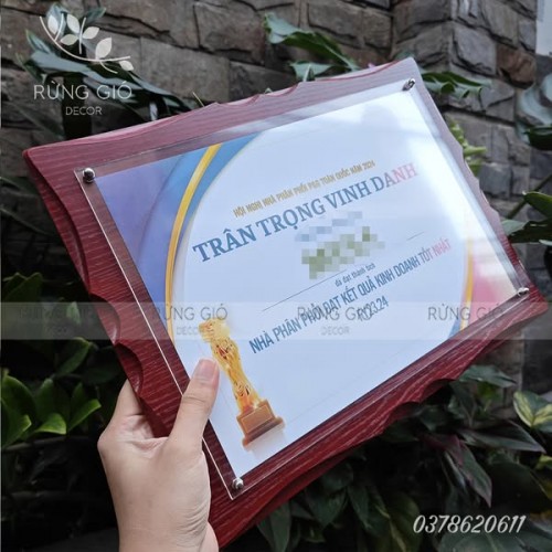 Bảng Vinh Danh A4 GỖ NÂU GỤ, mặt pha lê acrylic sang trọng