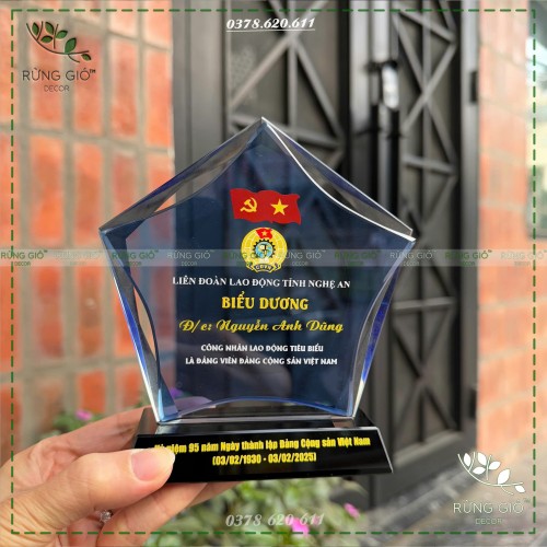Chiếc cúp được thiết kế theo hình ngôi sao năm cánh