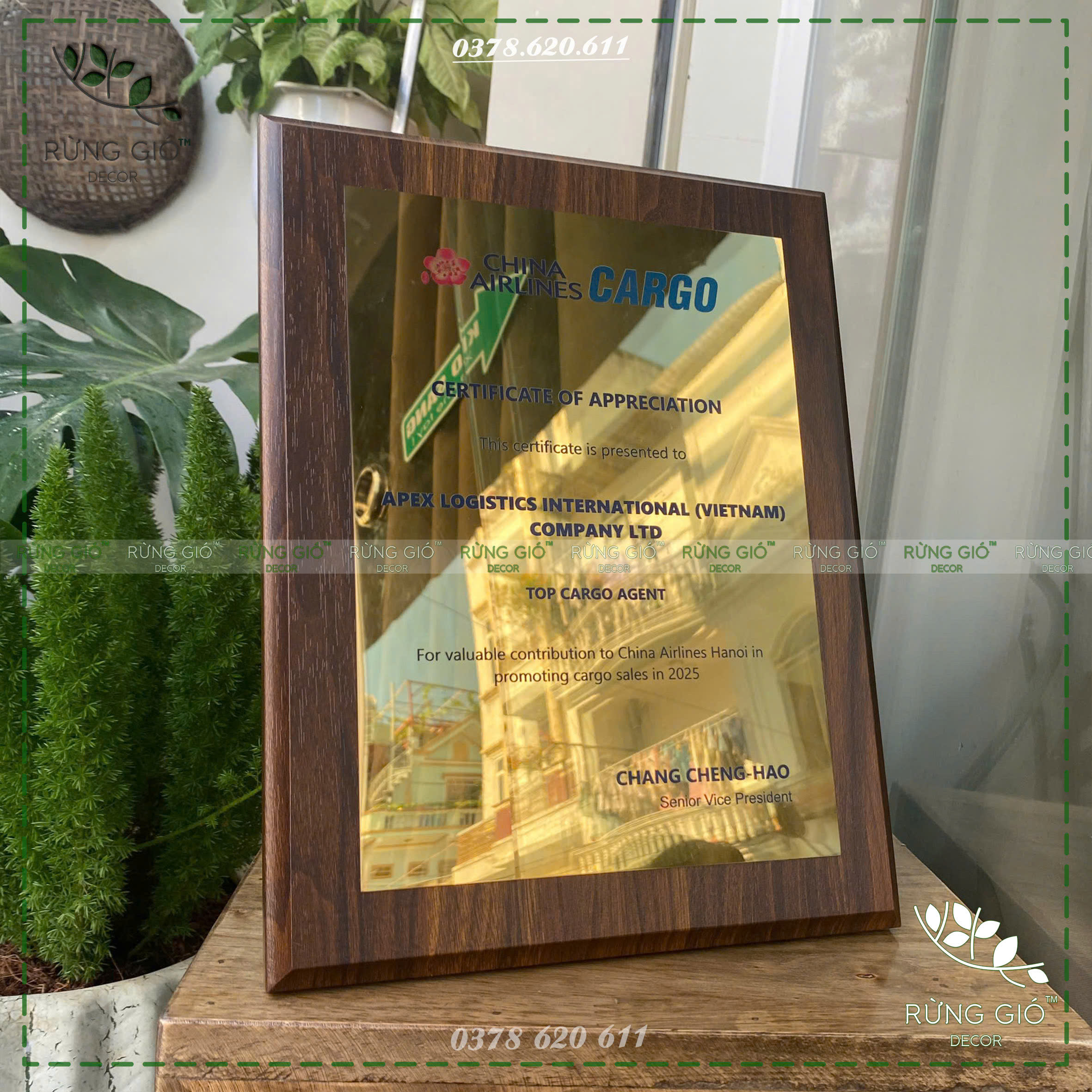 Bảng Gỗ Vinh Danh Nâu Hạt Dẻ Bề Mặt Inox 304 Vàng Gương – Rừng Gió Khunganhdep.vn