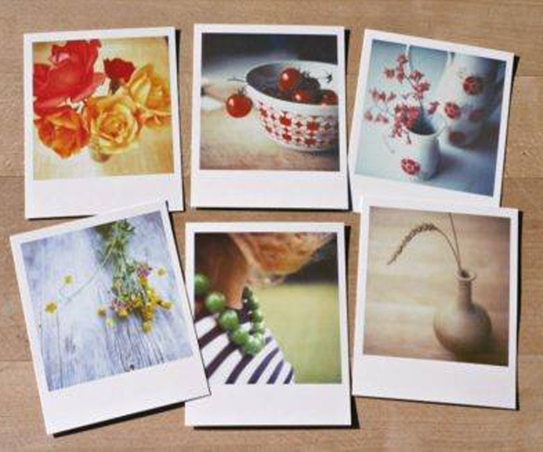 Với máy in ảnh Polaroid, bạn có thể in ra những bức ảnh một cách nhanh chóng và dễ dàng. Hãy cùng thưởng thức những tấm hình này và nhớ lại những kỷ niệm đáng nhớ mà bạn muốn lưu giữ.